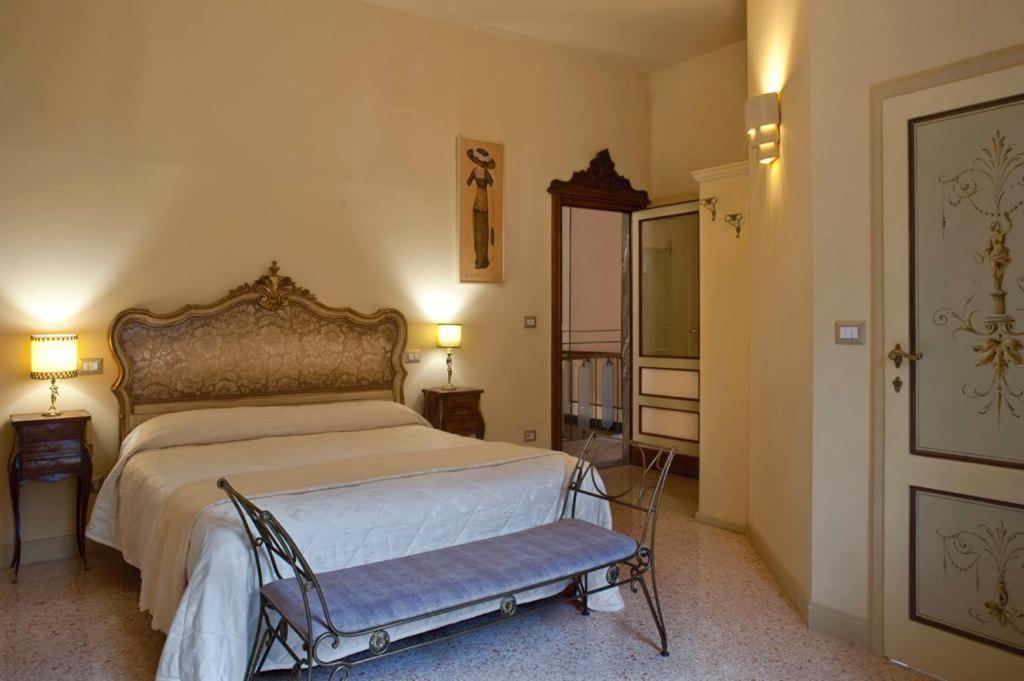 Dolce Rosa ♡ Centro Storico Bed and Breakfast Sansepolcro Exteriör bild
